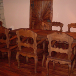 Sestava vyřezávaných židlí a stolu s intarziemi